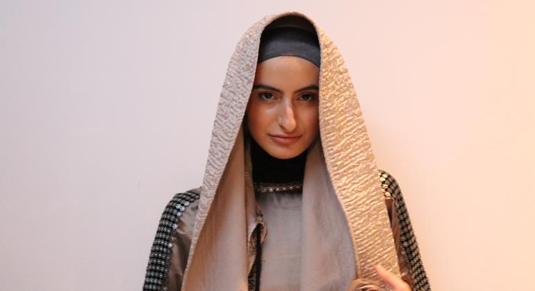 La modelo viste un atuendo de No Nation Fashion, en el evento de la Semana de la Moda de Nueva York de 2022.